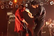 赤塚ヤスシ（写真左）、氏原ワタル（写真右）（Vo, G）（撮影：shimbo yuki）