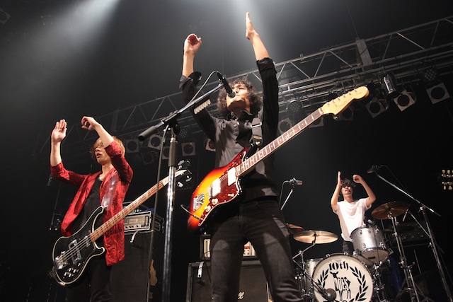 MCの成り行きから「10周年！」を手で形作るDOESの3人（撮影：shimbo yuki）。