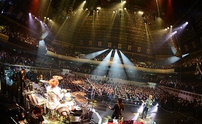 2月17日に東京・両国国技館で行われた「SLAVE限定GIG 2013」の様子。