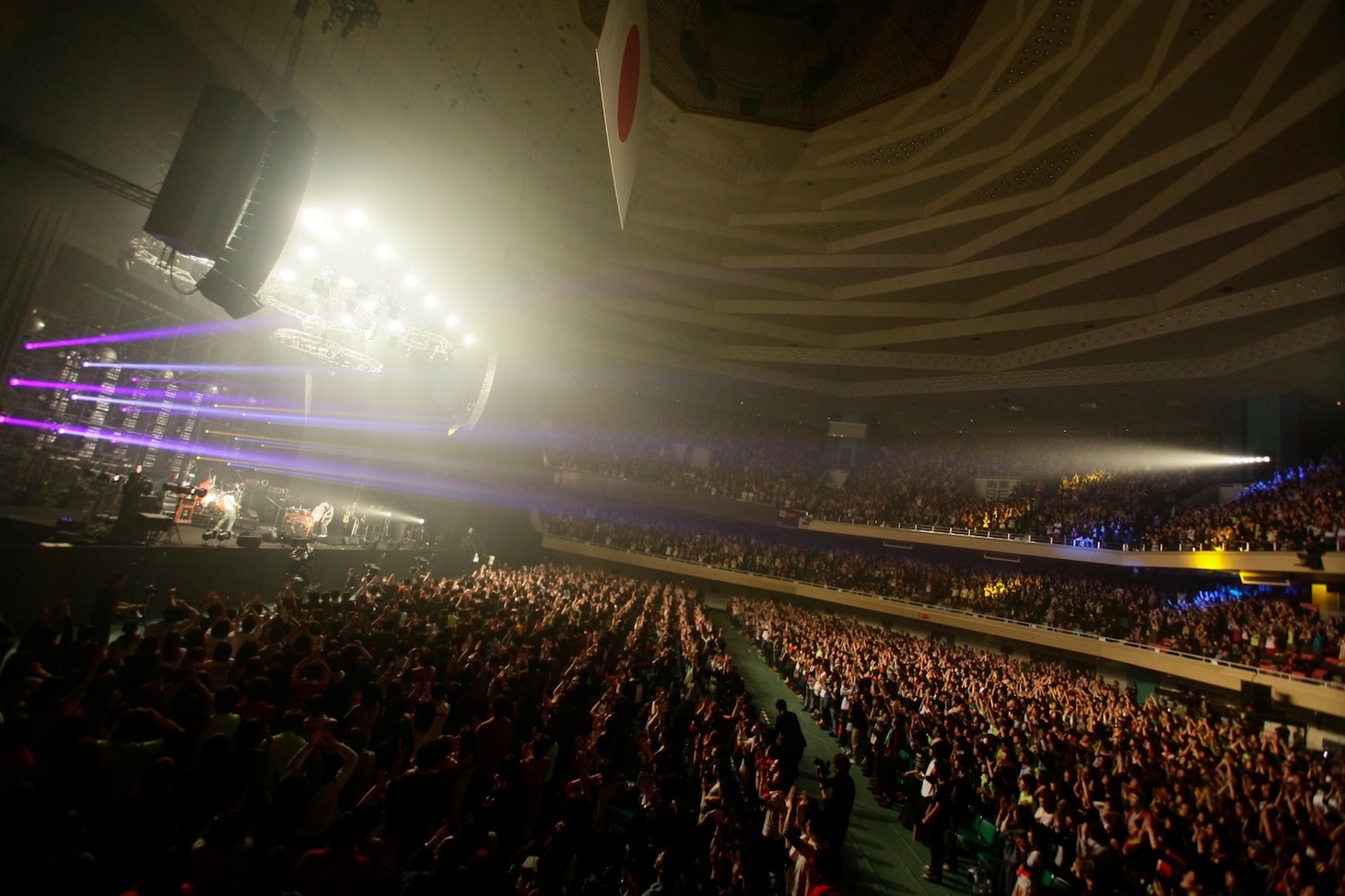 昨日2月17日に東京・日本武道館で開催された「ストレイテナー 10th Anniversary 2013.2.17 Live at 日本武道館『21st CENTURY ROCK BAND』」の模様。（撮影：橋本塁）