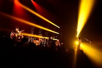 昨日2月17日に東京・日本武道館で開催された「ストレイテナー 10th Anniversary 2013.2.17 Live at 日本武道館『21st CENTURY ROCK BAND』」の模様。（撮影：橋本塁）