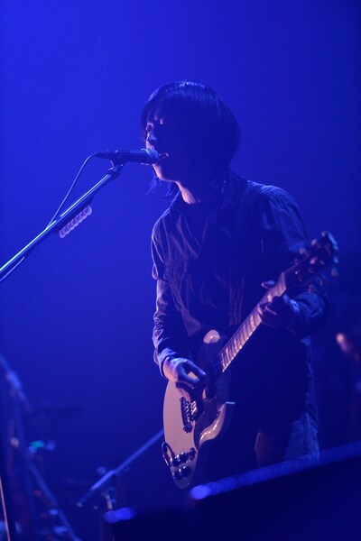 ホリエアツシ（Vo, G, Key）（撮影：橋本塁）