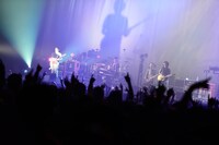 昨日2月17日に東京・日本武道館で開催された「ストレイテナー 10th Anniversary 2013.2.17 Live at 日本武道館『21st CENTURY ROCK BAND』」の模様。（撮影：橋本塁）