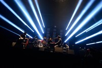 昨日2月17日に東京・日本武道館で開催された「ストレイテナー 10th Anniversary 2013.2.17 Live at 日本武道館『21st CENTURY ROCK BAND』」の模様。（撮影：橋本塁）