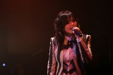 「BIRTHDAY GIG 2013」で熱唱する相川七瀬。