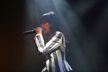 「BIRTHDAY GIG 2013」で熱唱する相川七瀬。