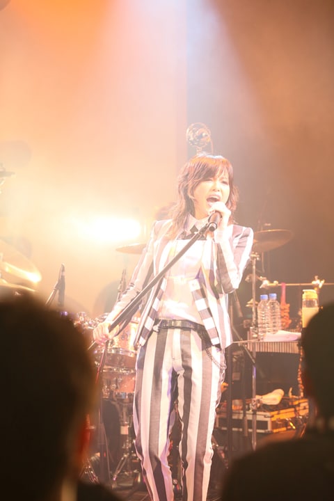 「BIRTHDAY GIG 2013」で熱唱する相川七瀬。