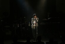 「BIRTHDAY GIG 2013」で熱唱する相川七瀬。
