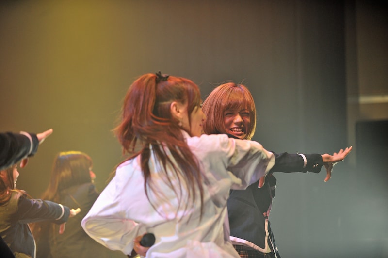 「チャイムが終われば」歌唱時の模様。上原あさみと一ノ瀬みくによるダンスパートで満面の笑みを見せる一ノ瀬。