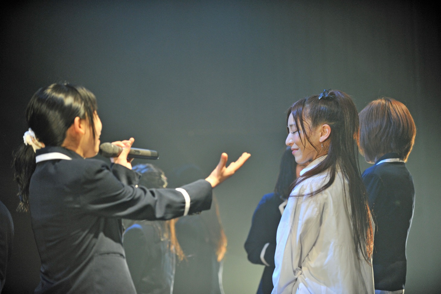 「チャイムが終われば」歌唱時の模様。桜愛美が上原あさみに語りかける場面。上原が噛み締めるように聞き入っている。