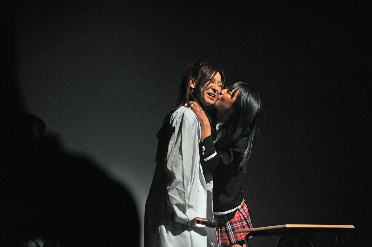 上原あさみにキスをする桃咲まゆ。