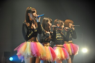 手前から松村くるみ、深瀬智聖、上原あさみ、一ノ瀬みくの4人による「シアワセのエナジー」披露時の模様。