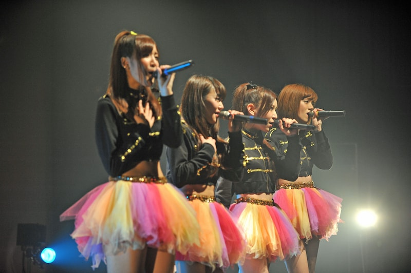 手前から松村くるみ、深瀬智聖、上原あさみ、一ノ瀬みくの4人による「シアワセのエナジー」披露時の模様。