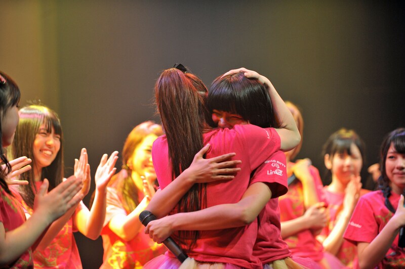 卒業する上原あさみ（手前）と抱き合う2代目リーダーの天野なつ（奥）。