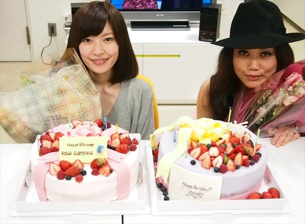 トーク終了後のスタジオ前室で行われた、住岡梨奈とJUJUの誕生祝いの模様。