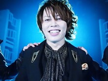 テゴマスと「THUNDERBIRD」を収録した際のT.M.Revolution。