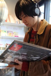 オウガ出戸が明かす新作の秘密とアナログへのこだわり