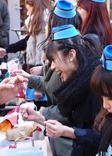 パッセンジャーとじゃんけんをする槙田紗子。