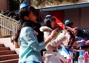 パッセンジャーとじゃんけんをする増井みお。