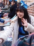 パッセンジャーとじゃんけんをする奥仲麻琴。