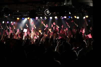 2月16日に東京・下北沢GARDENで行われた「The Road to Graduation」の様子。