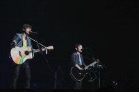 写真は横浜アリーナ公演の模様。