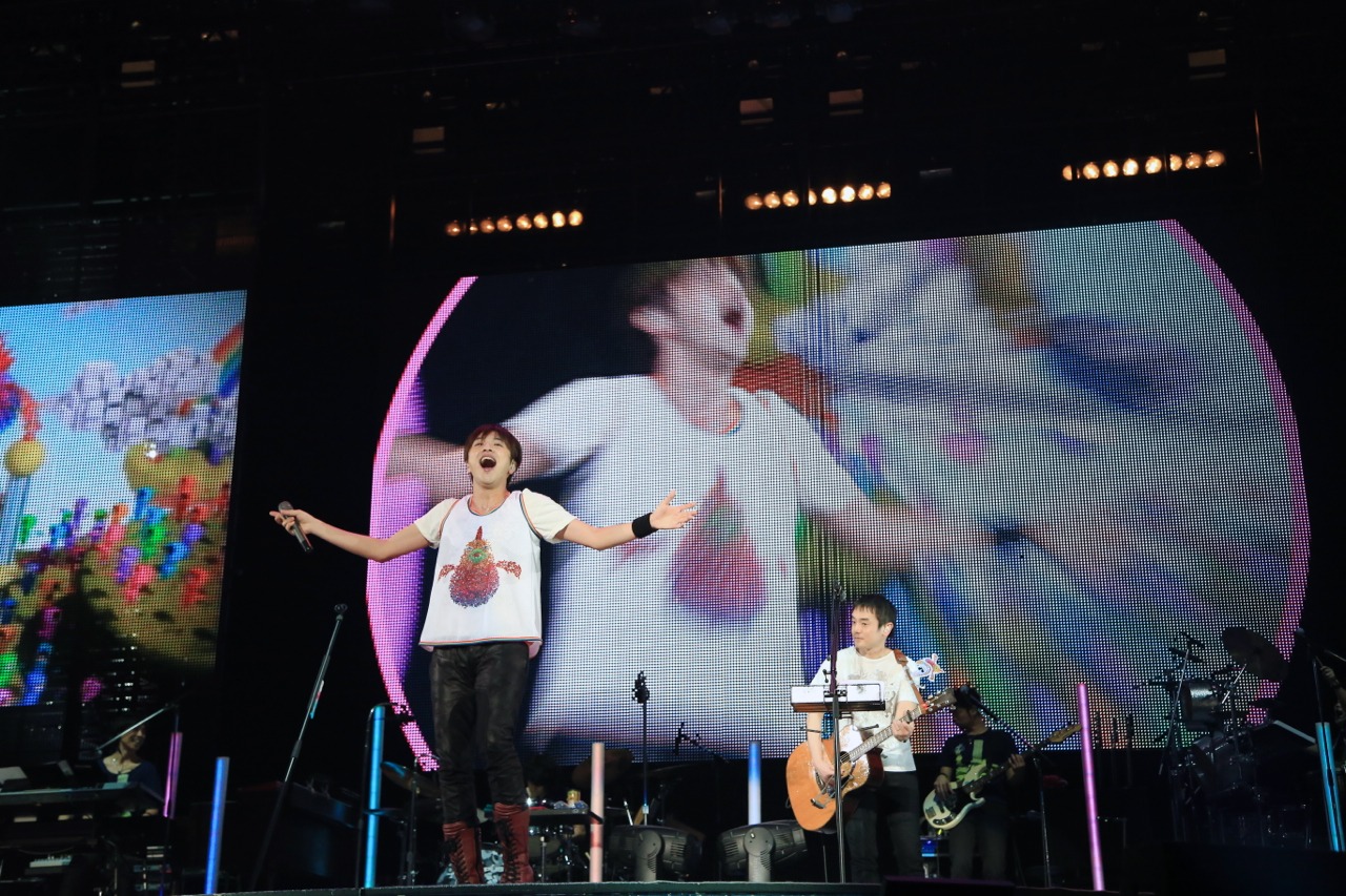 写真は横浜アリーナ公演の模様。