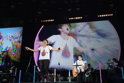 写真は横浜アリーナ公演の模様。