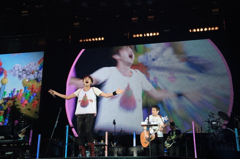 写真は横浜アリーナ公演の模様。