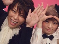 トーク収録後のT.M.Revolution（写真左）ときゃりーぱみゅぱみゅ（右）。