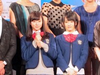 渡辺美優紀、山本彩（左から）