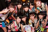 バースデーケーキと一緒に記念撮影をするCheeky Parade。
