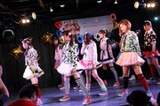 1年前の結成発表時に着ていた衣装で「Cheeky dreamer」を披露するCheeky Parade。