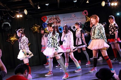 1年前の結成発表時に着ていた衣装で「Cheeky dreamer」を披露するCheeky Parade。