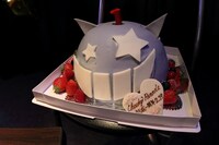 結成1周年を祝うバースデーケーキ。