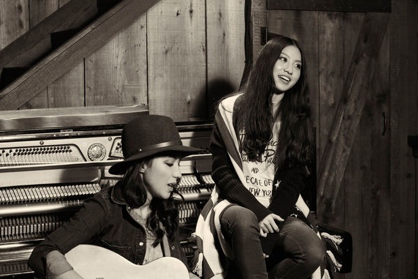 ミシェル・ブランチ（写真左）とRihwa（右）。（Photo by Brian Bowen Smith）