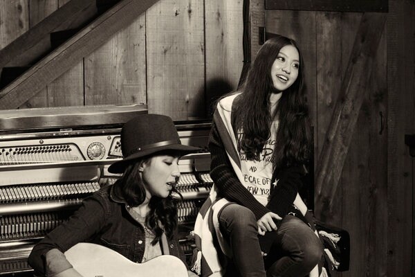 ミシェル・ブランチ(写真左)とRihwa(右)。(Photo by Brian Bowen Smith)