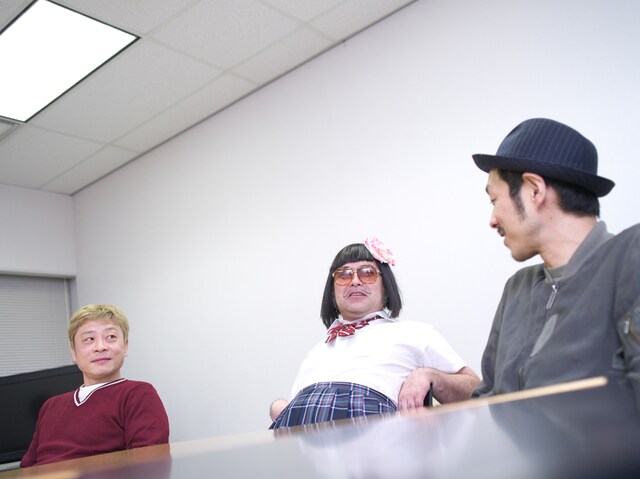 写真左から石鹸（Dr / 三宅弘城）、港カヲル（46歳 / 皆川猿時）、暴動（G / 宮藤官九郎）。