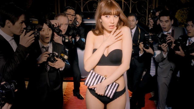 今週の人気の画像1位は「小嶋陽菜、ピーチ・ジョンCMでドレス脱げ落ち下着姿に」より、ショートムービー「Red Carpet」のワンシーン。