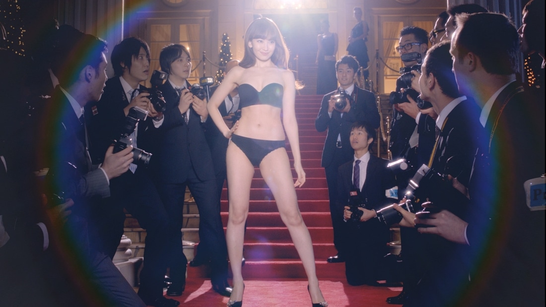 今週の人気の画像7位は「小嶋陽菜、ピーチ・ジョンCMでドレス脱げ落ち下着姿に」より、ショートムービー「Red Carpet」のワンシーン。