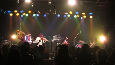 写真は2月16日に宮城・仙台darwinで行われたソノダバンド「リリースライブ”火の玉”」ツアー初日の様子。