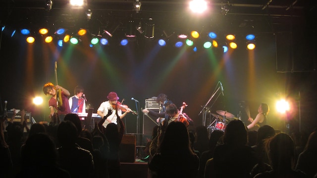 写真は2月16日に宮城・仙台darwinで行われたソノダバンド「リリースライブ”火の玉”」ツアー初日の様子。