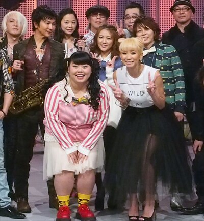 収録終了後の記念撮影風景。