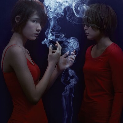 ハルカトミユキ「真夜中の言葉は青い毒になり、鈍る世界にヒヤリと刺さる。」ジャケット