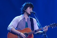 秦基博（写真は「HATA MOTOHIRO "Signed POP" TOUR 2013」千葉県文化会館 大ホール公演より）/ 撮影：堀清英