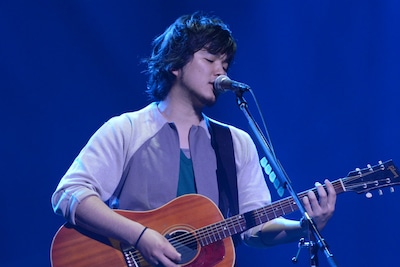 秦基博（写真は「HATA MOTOHIRO "Signed POP" TOUR 2013」千葉県文化会館 大ホール公演より）/ 撮影：堀清英