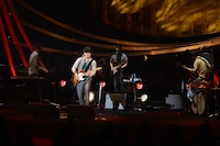 写真は「HATA MOTOHIRO "Signed POP" TOUR 2013」千葉県文化会館 大ホール公演より / 撮影：堀清英