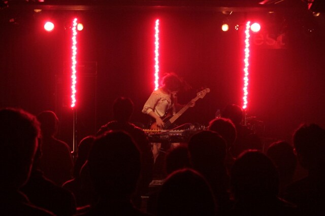 2月8日に東京・Shibuya O-nestで行われたAZUMA HITOMIのライブの模様。