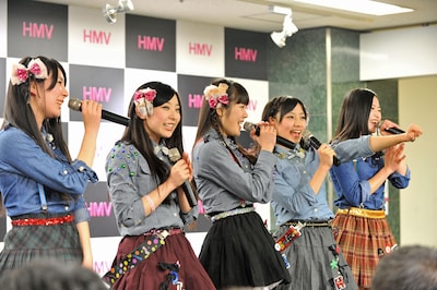 MCコーナーでアルバムをアピールするDorothy Little Happy。