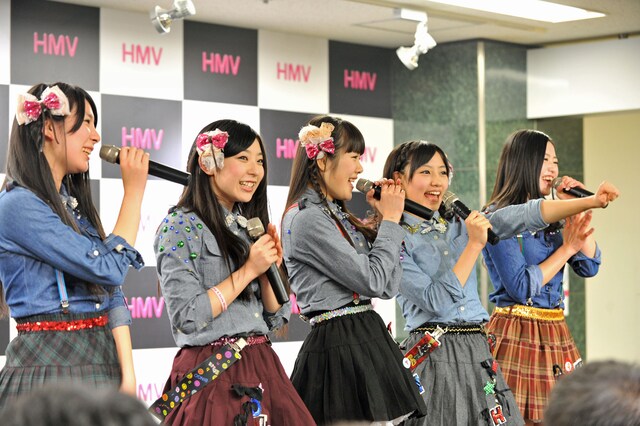 MCコーナーでアルバムをアピールするDorothy Little Happy。